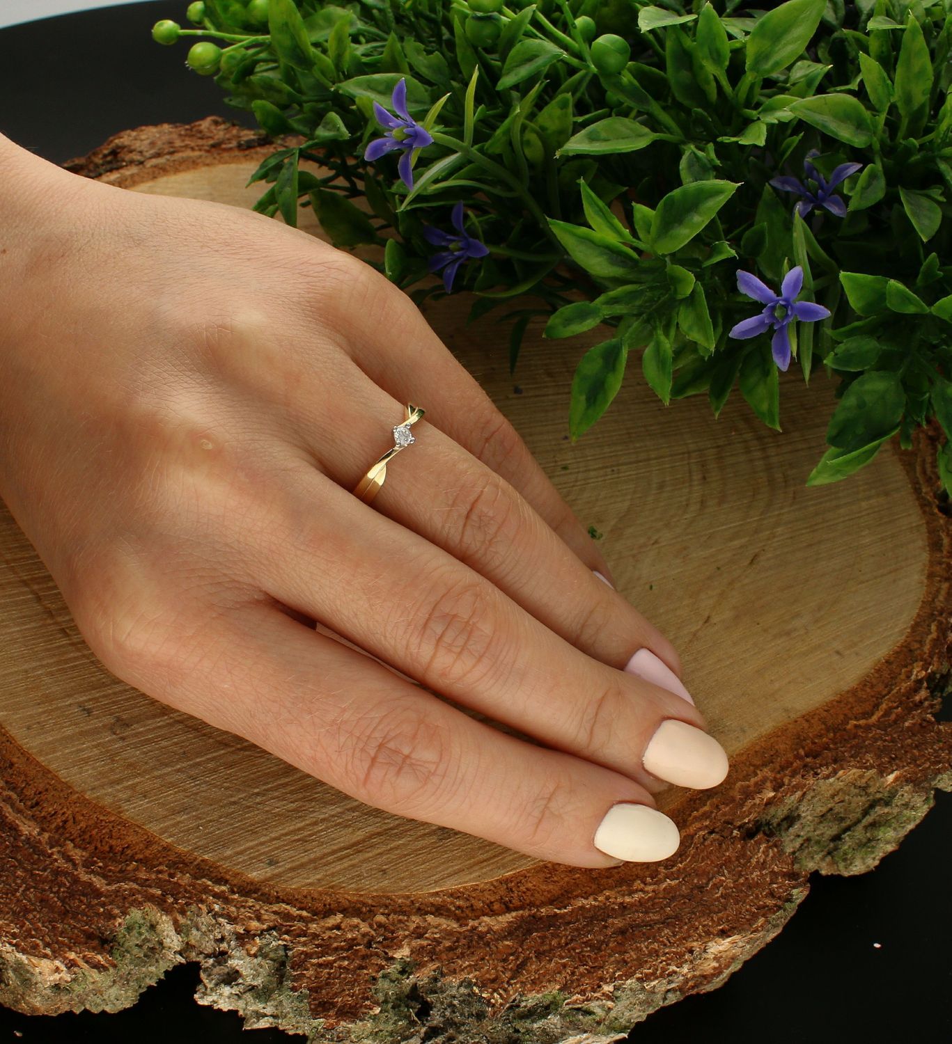 Złoty pierścionek zaręczynowy klasyk pr 333. Na prezent. Klasyczny pierścionek na zaręczyny. Pierścionek z cyrkonią dla dziewczyny. Ponadczasowy wzór, w którym błyszczący kamień został pięknie oprawiony szlachetnym złotem (1).jpg